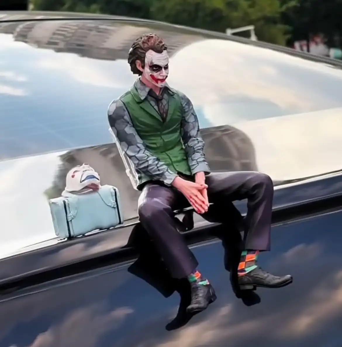 CarDost Joker action figure statue, 24cm, seated pose